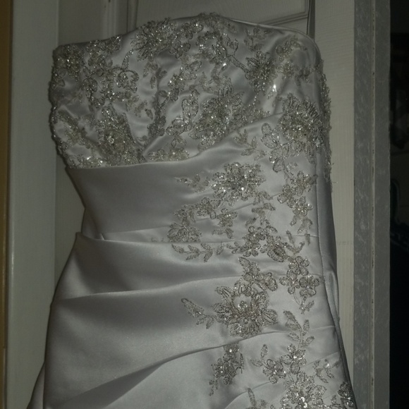 A line wearing dress - Picture 3 of 8